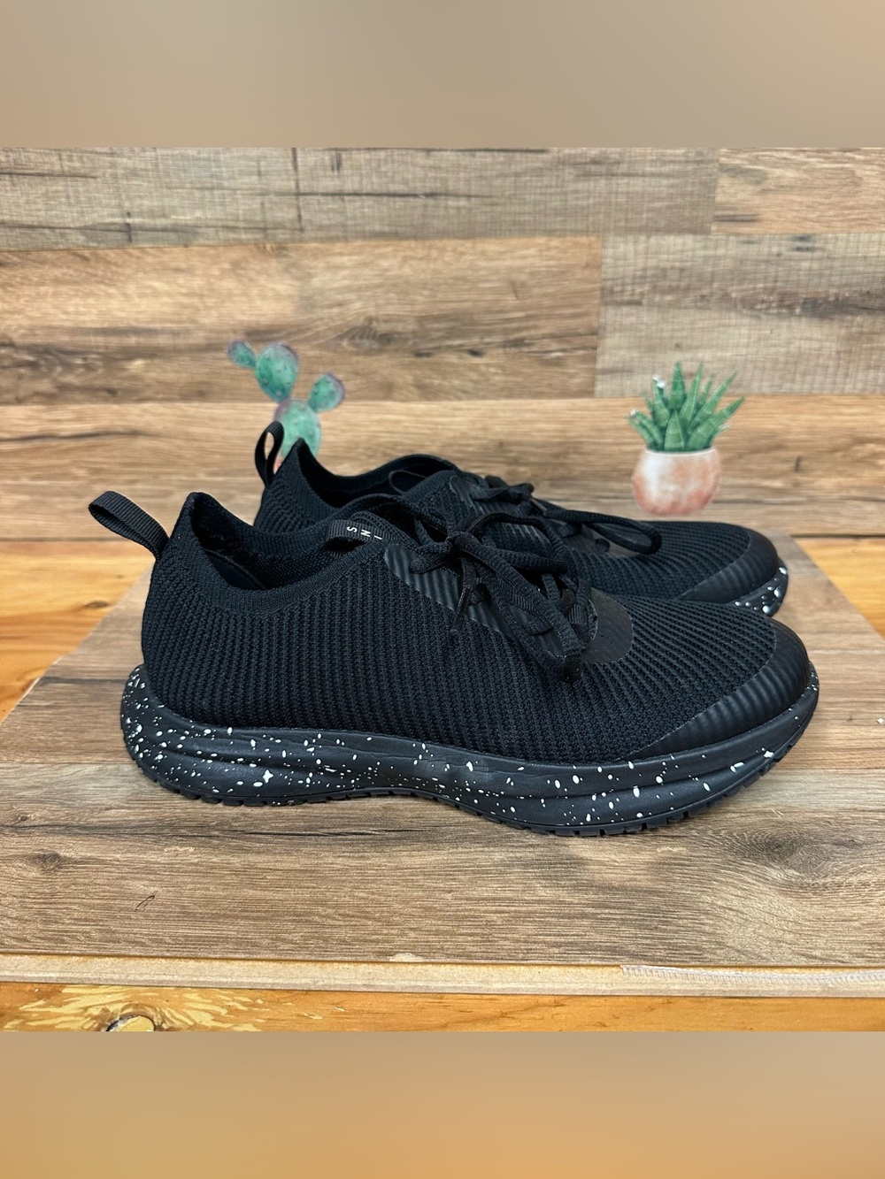 Snibbs Rovr non slip work sneakers speckled black womens 8.5 Men’s 7 bartender